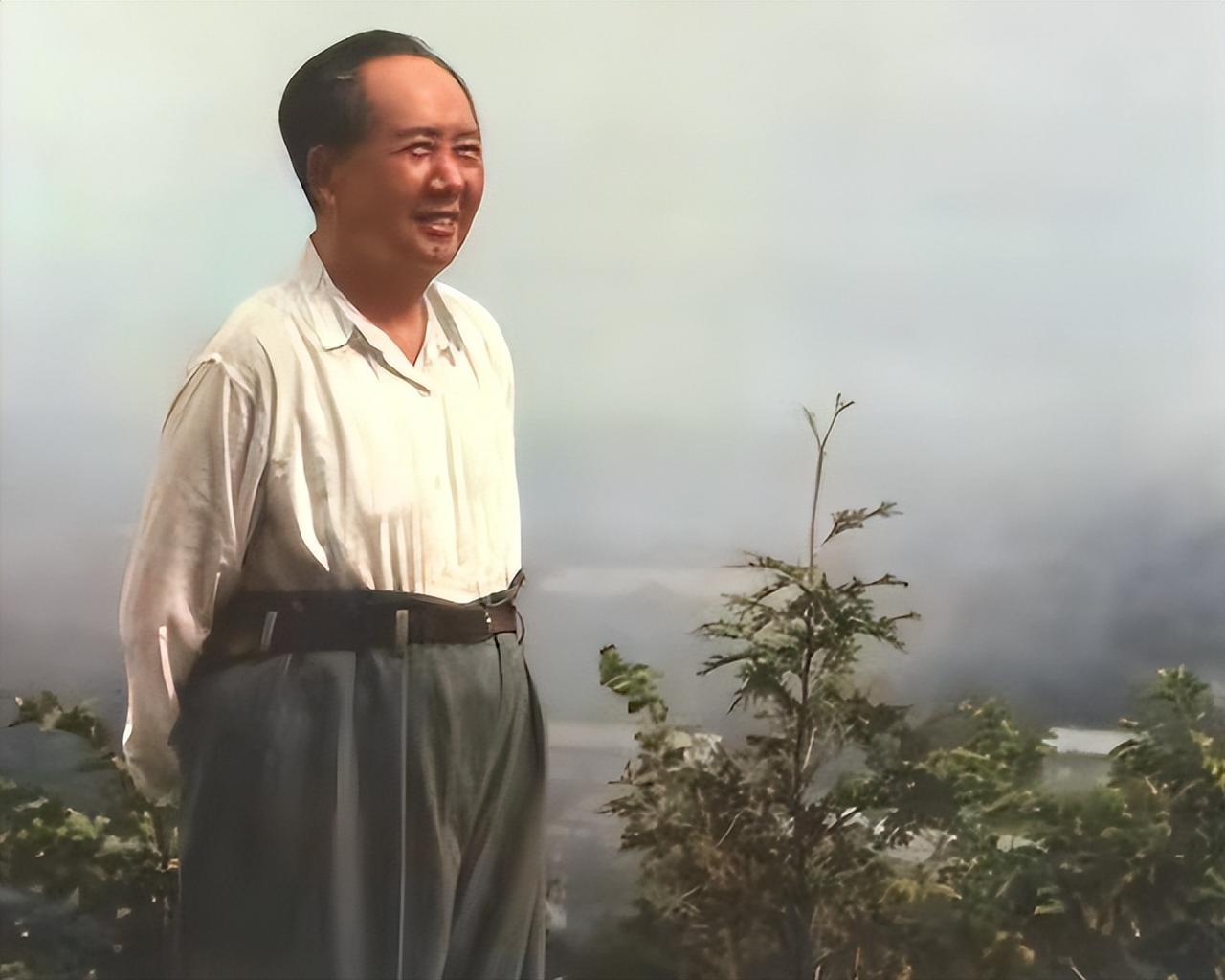 1957年，毛主席在和秘书胡乔木谈论三国时问：“诸葛亮和曹操谁更厉害？”胡乔木说