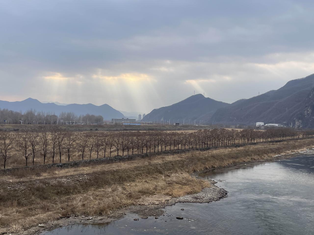 本溪随手一拍都是美景。从沈阳出发自驾去本溪南芬区，沿着丹阜高速，一路满眼皆绿，想