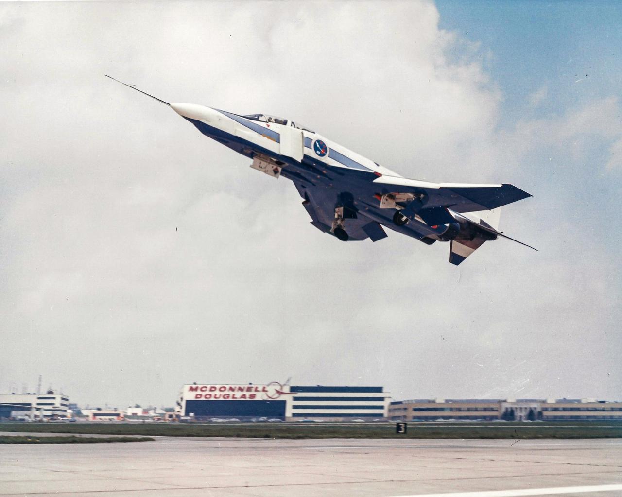 YF-4E“鬼怪II”战斗机：电传飞控技术的先驱。这架YF-4E于1972年