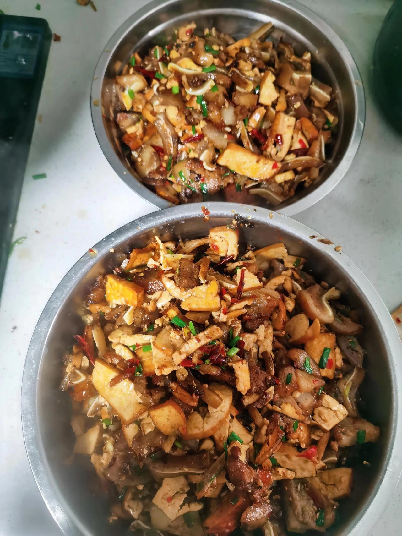 公司食堂今日菜谱：猪耳朵炒豆腐干素炒四季豆蘑菇粉丝肉沫汤。今日大降温下