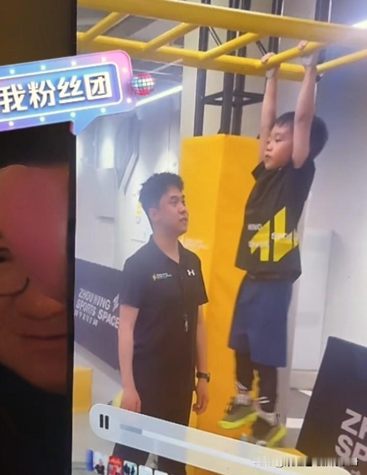 董路骄傲晒儿子。今天早上直播中董路与家人通话后非常开心。不无骄傲的把自己儿子锻