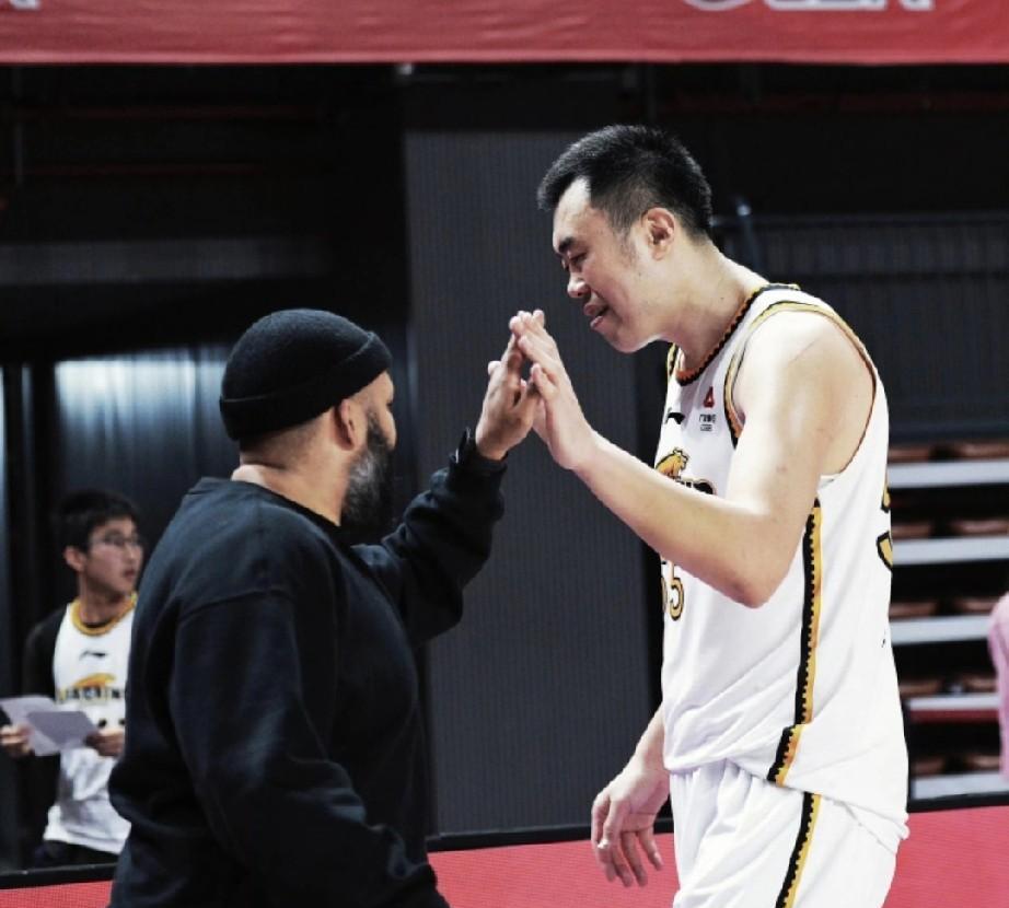 强烈建议！辽宁男篮窗口期再把韩德君签回来，重新注册，一举三得第一：通过全运会看