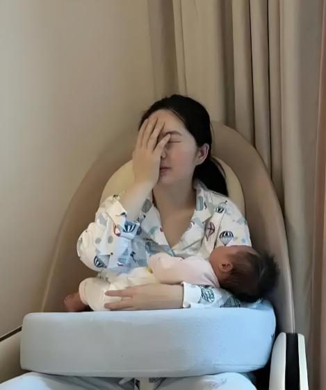 广西柳州，女子在医院生下一男婴，孩子父亲失联。她给娃办出生证明时，医院拒绝办理，