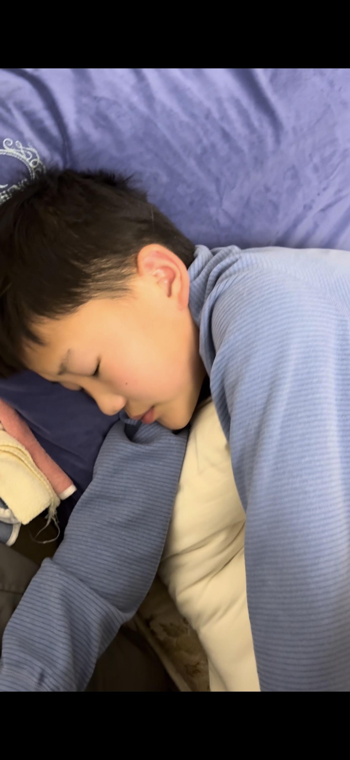 这几天孩子高烧来势汹汹，根本没有任何征兆、跑完步满头大汗还说冷！一量体温39.6