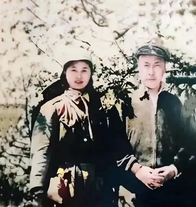 陈毅夫妇和女儿的合影，拍完这张照片的第二年，夫妻俩就陆续离开了人世。陈毅，19