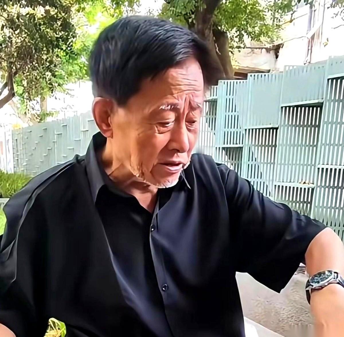 上午十一点，上海建工那个爷叔，手下意识地摸了摸肚子。两个钟头的公交车，从航头镇