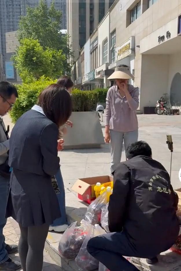 女生卖枣救母的故事太让人动容了。湘潭大学大二女生杨焕杰，3月开学第二天就得知妈妈