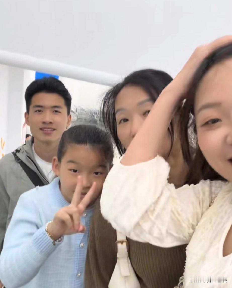 谢浩男家里的小分队明天要露营了，大妹，海军，许妈，小妹去超市买露营需要的工具和食