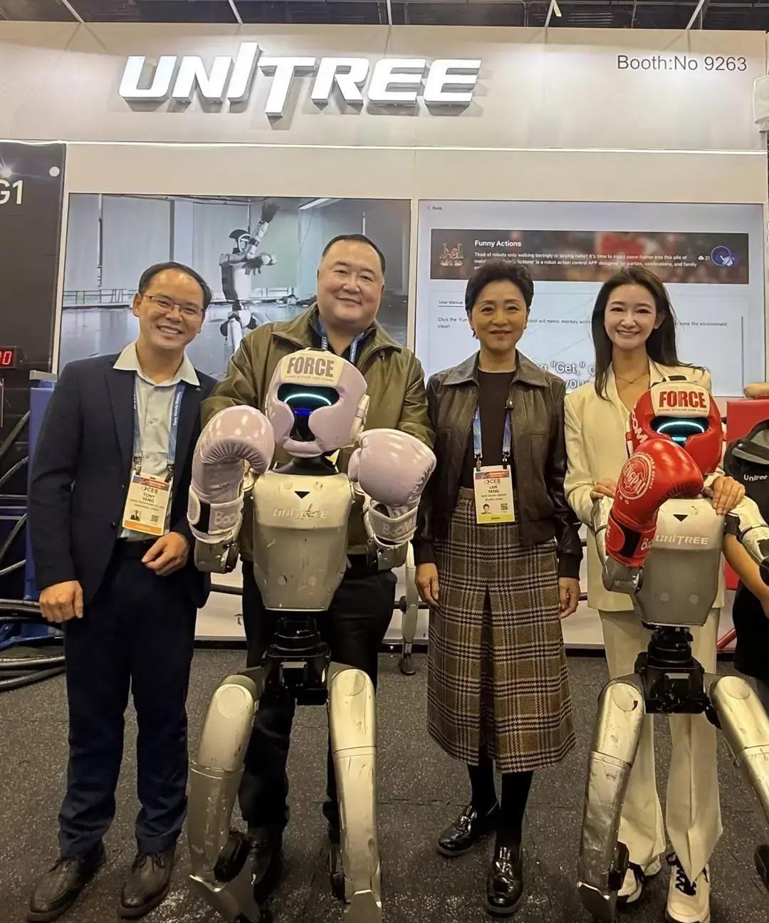 杨澜拉着老公吴征逛CES展，网友第一眼全被吴征吓住。照片里他瘦得脱相，头发花白