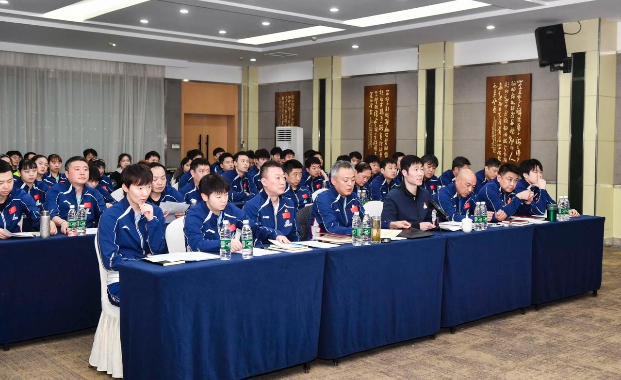 国乒成都训练基地封闭训练第一天，王励勤与国家队教练组组织开大会！会议室里，中国