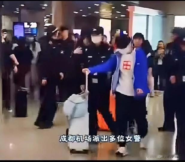 孙颖莎有一点，做出了调整。昨天孙颖莎抵达成都，由警察其中两名女警贴身护送，快步