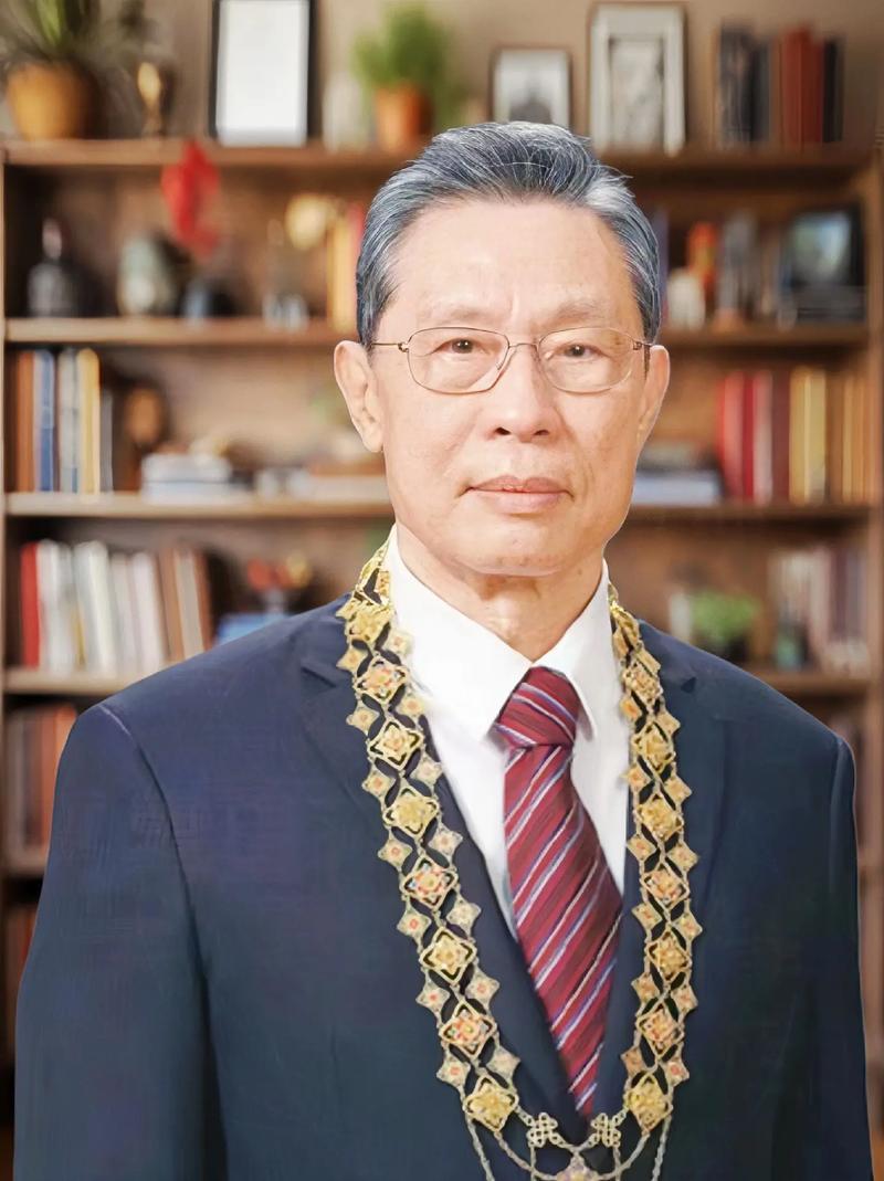 钟南山院士感染甲流，这事挺让人感慨。以前总觉得他是战无不胜的抗疫英雄，没想到这么