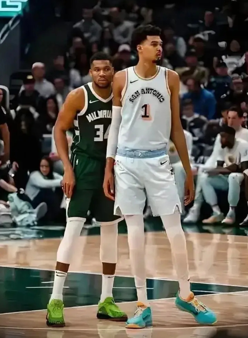 字母哥身高：2米13文班亚马身高：2米26在文班亚马进入NBA以前，字母哥一