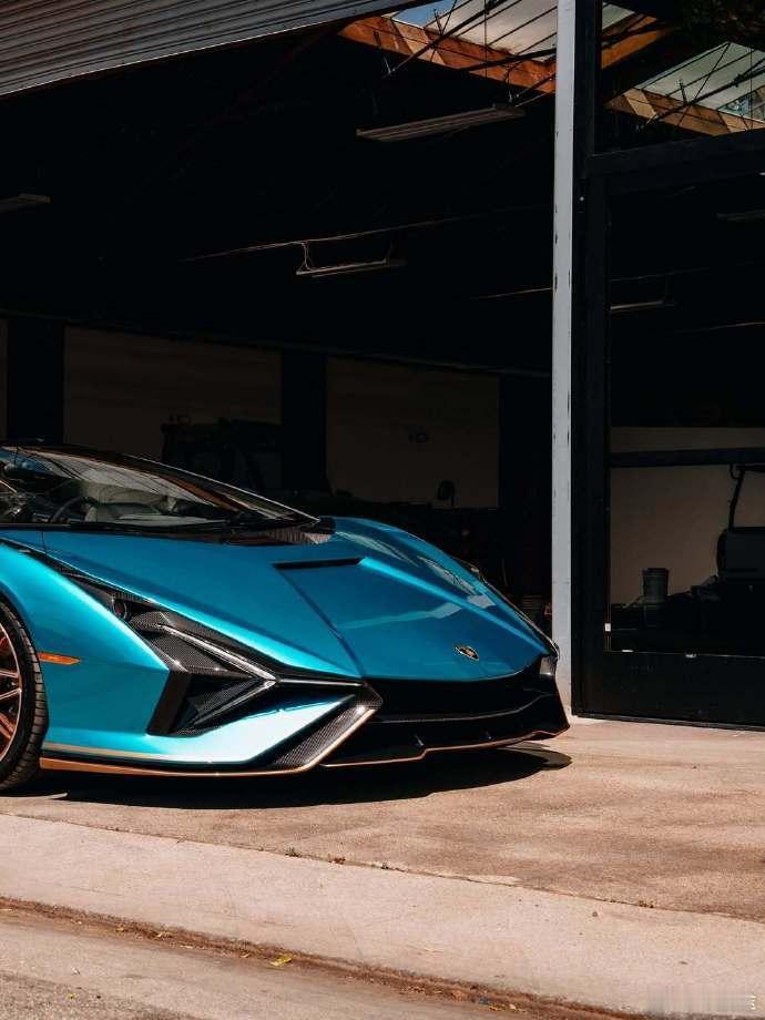 兰博基尼历史上第一台敞篷混合动力超级跑车——SiánRoadster。全球限量