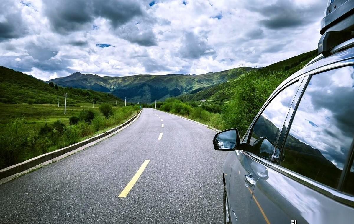 青岛保时捷中心，一个名叫牟倩文的销售，刚刚拿了个“特别贡献奖”。她一个人，20