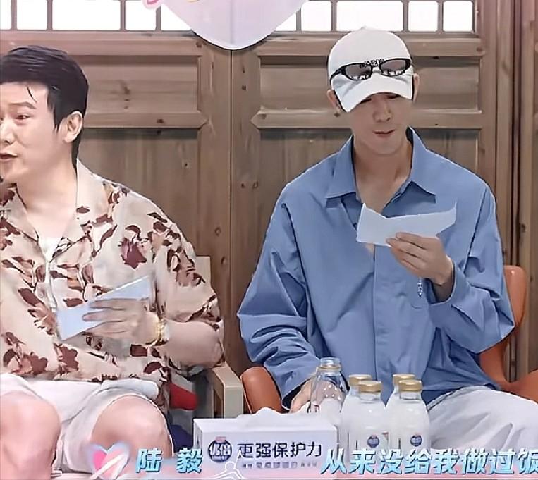 陆毅：“鲍蕾不会做饭，和我结婚30年从来没给我做过饭，连方便面都不会煮。”鲍蕾：