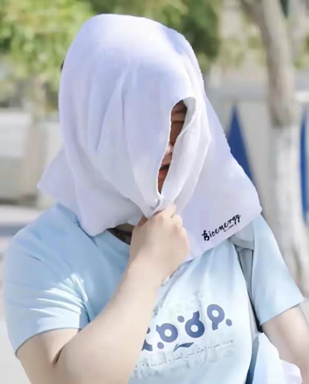 哈哈，莎莎也当一把“中东少女”！真是没想到这是谁安排的在多哈举办世乒赛，这里的