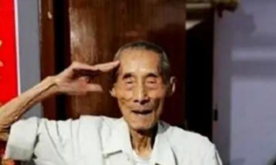 1942年，黄士伟在路上埋60枚地雷阻击日军，准备预测日军会停下的地方时，他突然