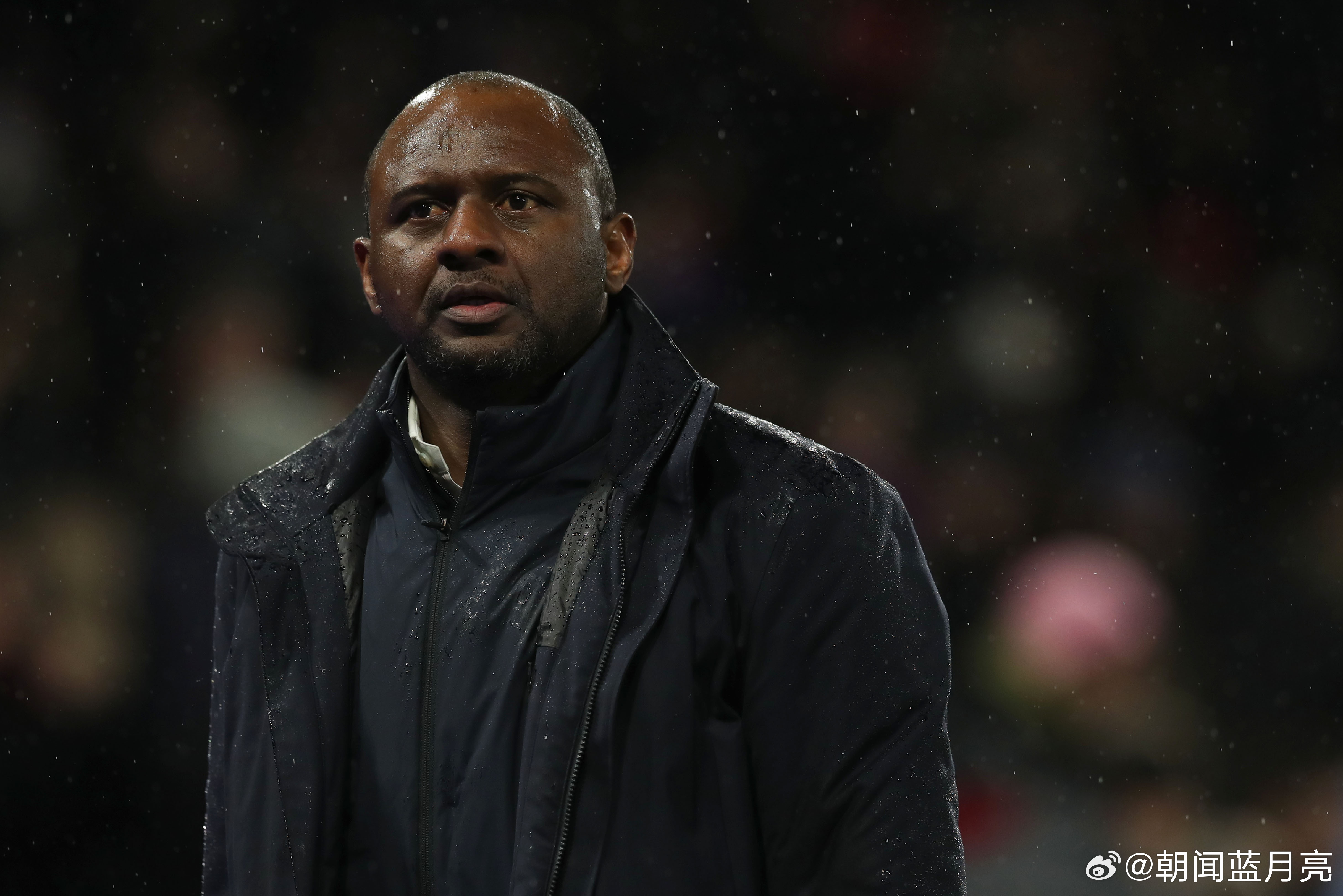 英超第28轮比赛，阿森纳以2-1的比分力克切尔西，再次以5分的优势领跑积分榜。对