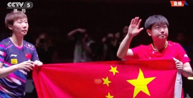 听听赛后孙颖莎和王曼昱说了什么？做了什么？观众席上的东西，其实对她们俩都没有多