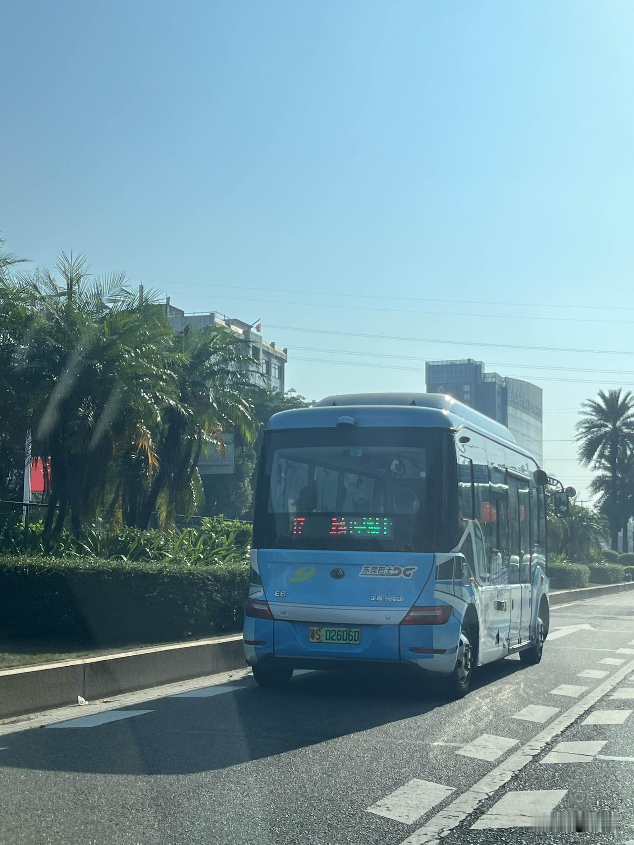 不知道你们发现没有？东莞市区最近多了很多这种连接地铁站的接驳小巴。而且前段时间也
