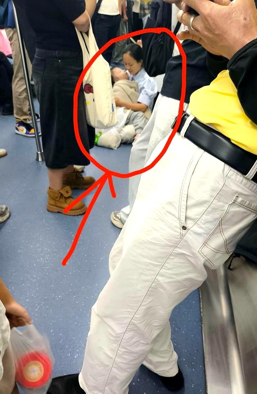 深圳地铁12号线刷到这一幕，真的破防了！拥挤的车厢里，一位妈妈抱着熟睡的孩子，