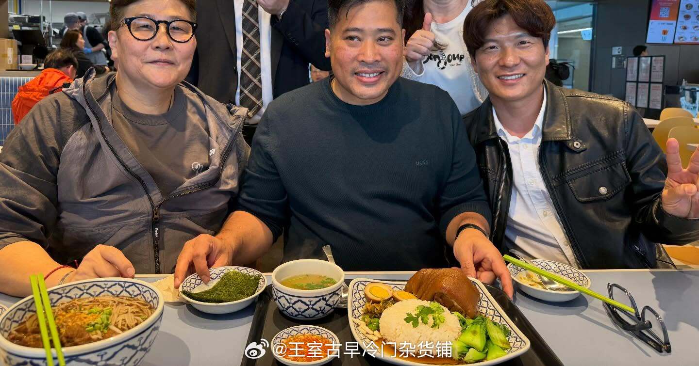 王室王室泰国王室小三和儿子镇宅二哥又跑去棒子了，不知道那边有啥好联络的，金猪给