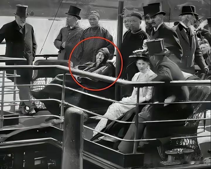 这张照片看似记录了李鸿章访英的“高光时刻”，实则暗藏着晚清外交的无奈与讽刺。李鸿