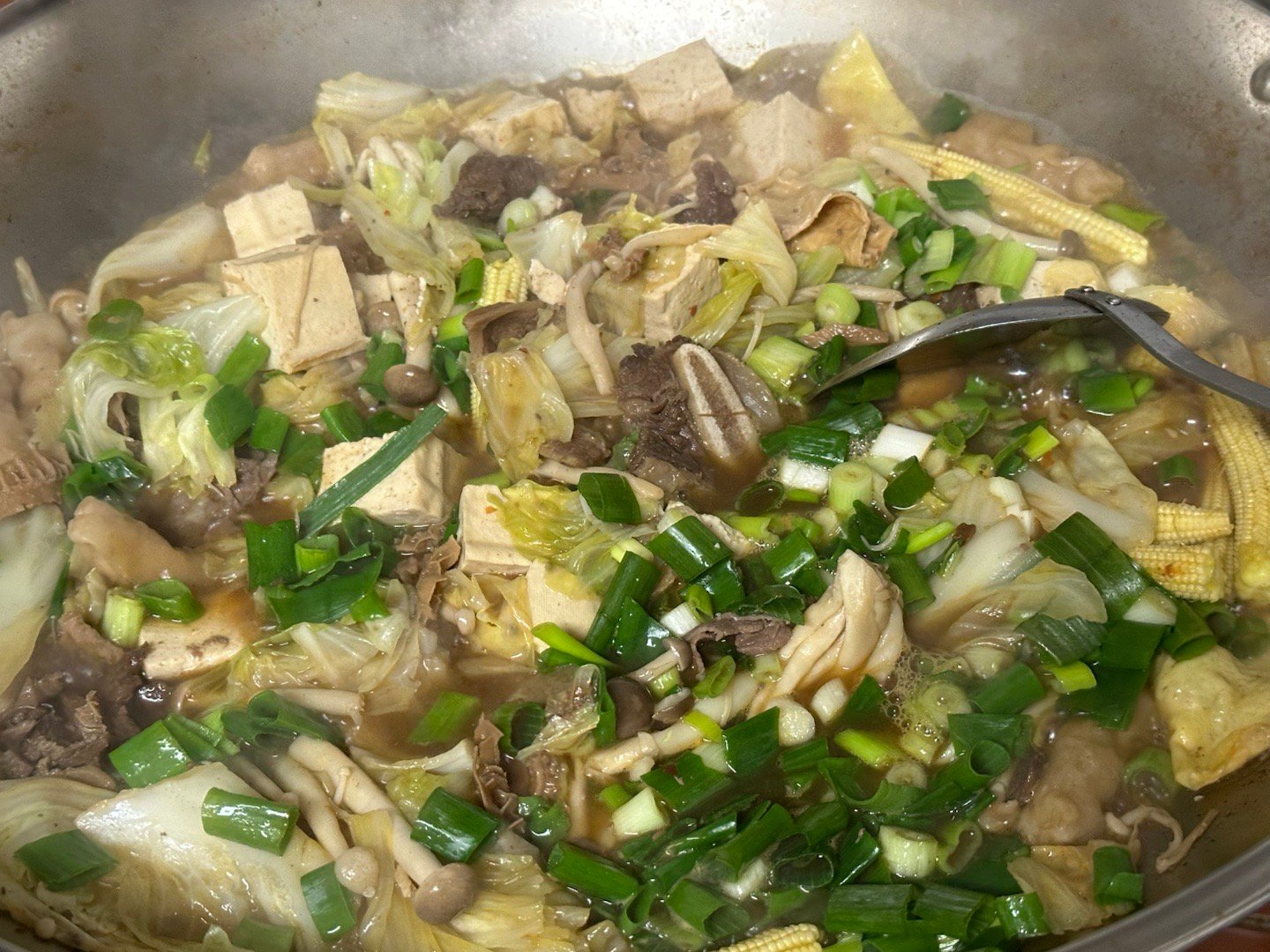 今天难得当煮妇，但我只会煮大锅菜，找一个牛杂锅的料理包，加一大堆菜进去，就完工了