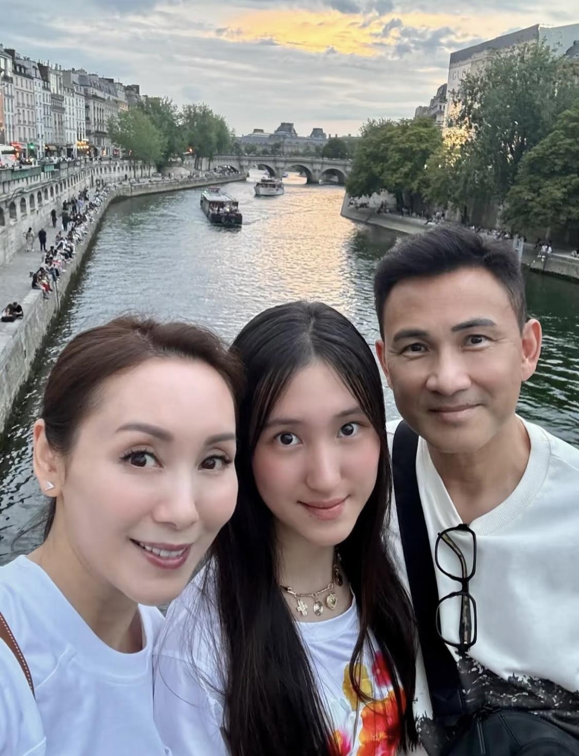 郭可盈晒一家三口法国度假照片。女儿和蒙娜丽莎画合照，被指和蒙娜丽莎好像。郭可