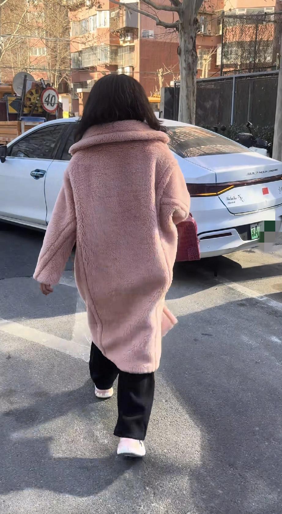 汤灿参加春晚，居然坐的是比亚迪！近日，汤灿晒出自己出发工作，录制中国香港亚洲