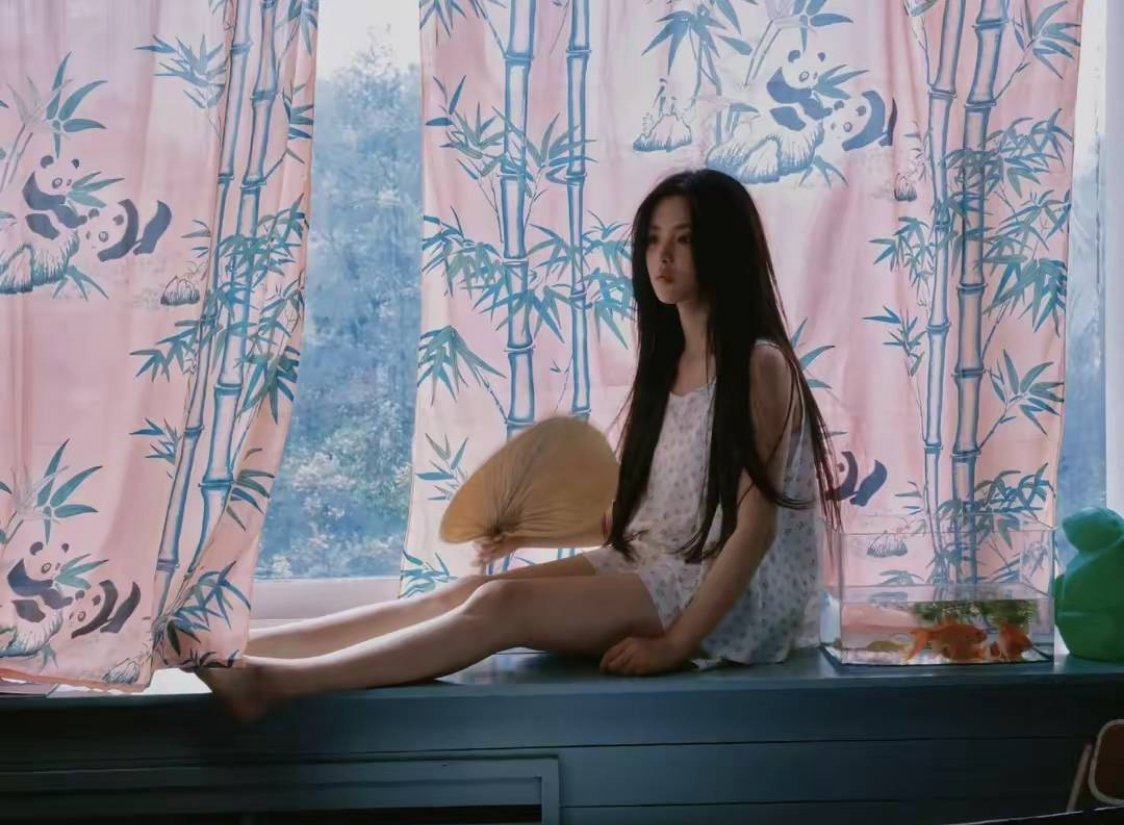 杨超越颜值身材双开挂！灵动眉眼自带氛围感，身材曲线流畅又亮眼，不管是抓拍还是精修