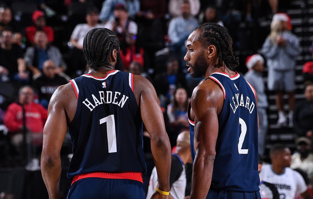 小卡看到ESPN那76.9%的胜率预测，脸都黑了。他指着更衣室白板，对哈登说了