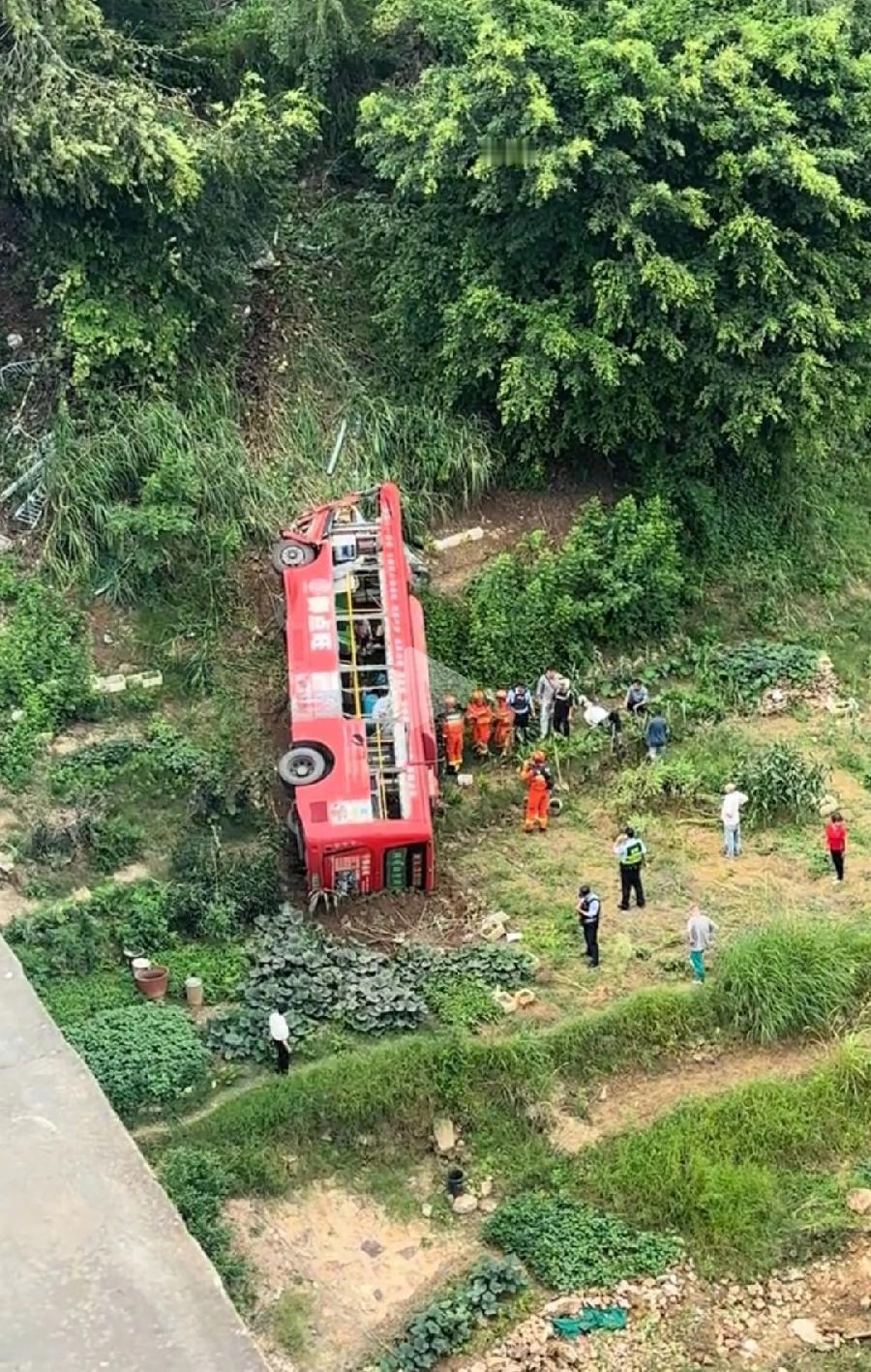 梧州公交车从高架桥坠落，这么高，目测十几米，万幸只有8个人，只是受伤，掉到很宽草