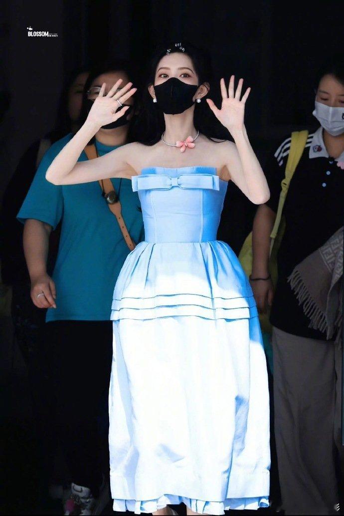 孟子义jennie撞衫孟子义今天上班路透的look和jennie撞衫了Jenni