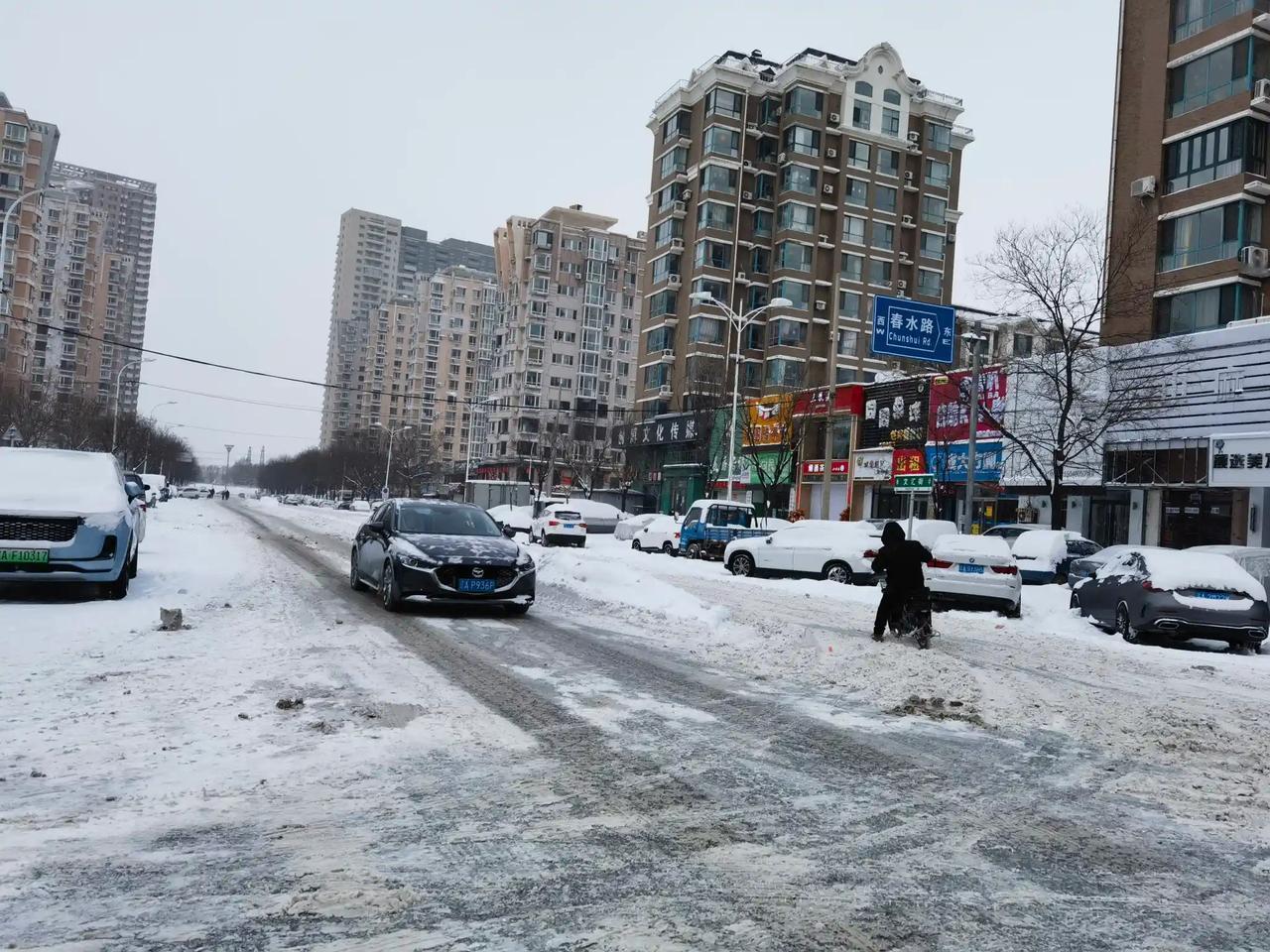 浑南扫雪已经躺平，马路中间的雪形成的“隔离带”，严重影响车辆通行，人行道上雪没人