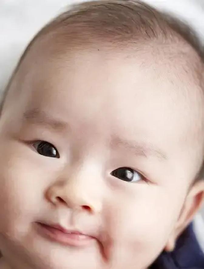 8个月宝宝眼神呆滞不笑，就等于智商低？别慌，那些小动作正暴露大脑黄金期的惊人秘密