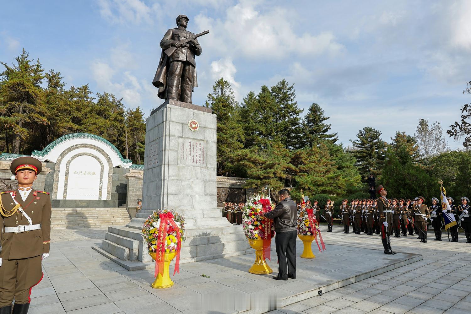 金正恩同志10月24日参谒平安南道桧仓郡的中国人民志愿军烈士陵园,向烈士们表示崇