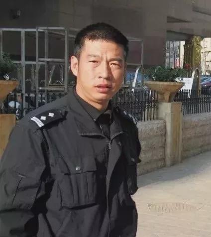 1999年，昆明中院法庭上，一名警察脱下警服，露出满身伤痕。他叫杜培武，是杀妻案