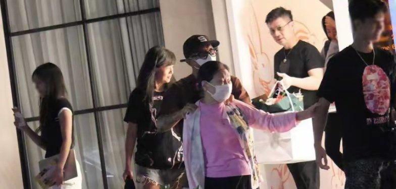 小S把老公叫上台，结果他转身去捏妈的肩膀。全场笑疯，没人觉得尴尬，只觉得——这