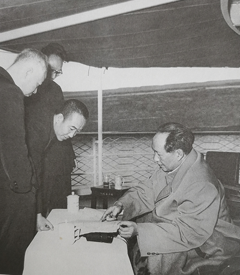 1958年，毛主席从成都乘船顺长江而下，路过三峡，他披着睡衣来到驾驶室，一面观赏