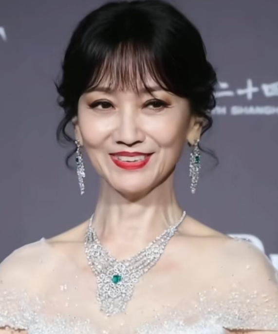 赵雅芝远距离拍是很美的不能近距离拍，近距离拍就暴露无疑年龄了，只可远看不可近观
