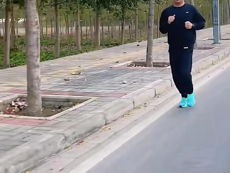 如果你家里的孩子正在穿这样的碳板鞋，请一定尽快处理掉最近，全国很多家长都发现，