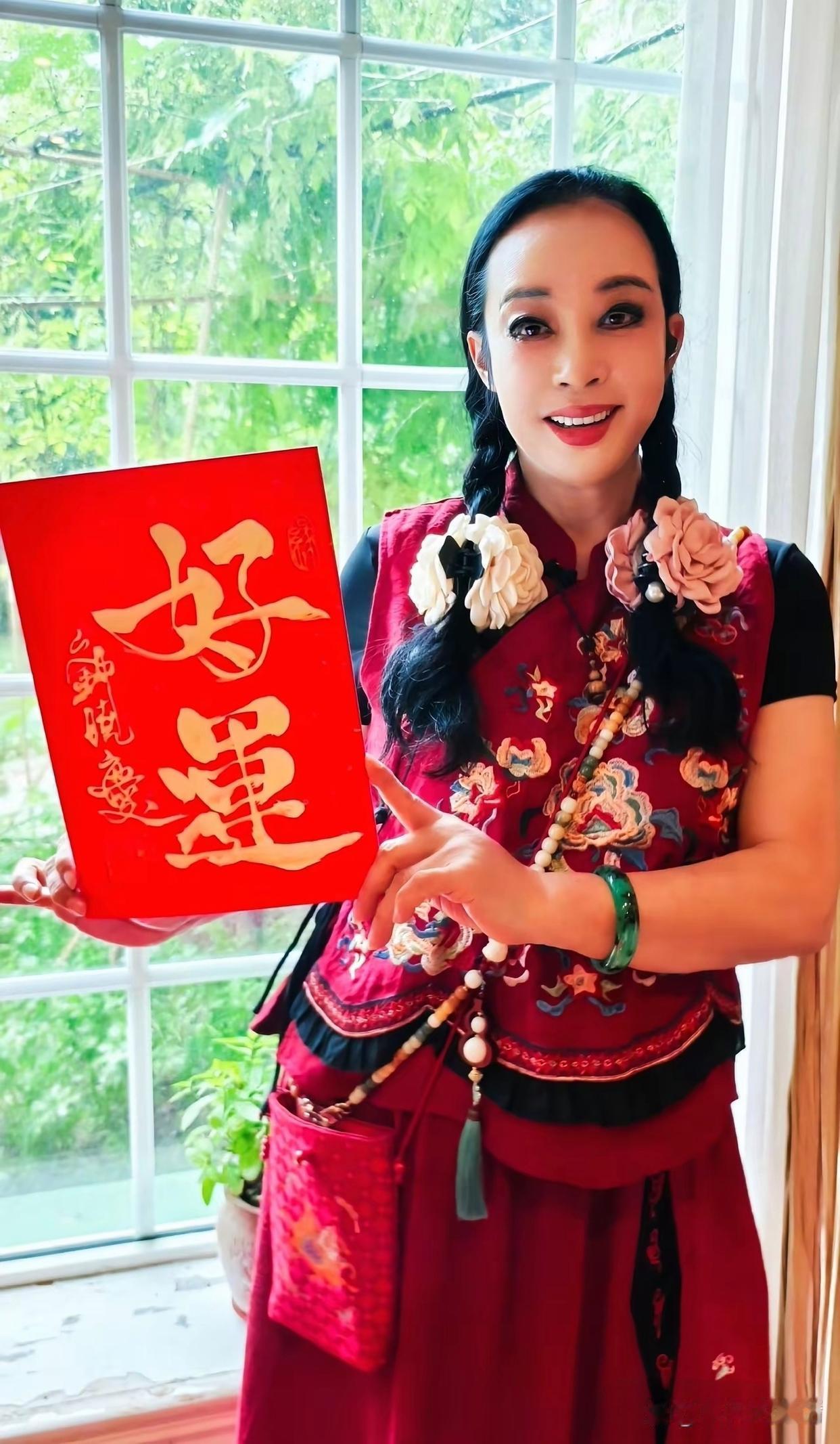 6月19日，刘晓庆端午节晒照，这造型又被网友吐槽了。图片中的刘晓庆，扎着两个大麻