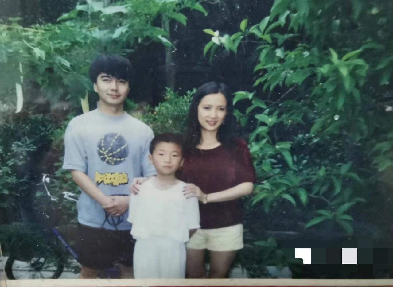 原来这张照片拍摄于17年前，当年的许亚军和许晴刚恋爱没多久，许亚军跟着何晴回老家