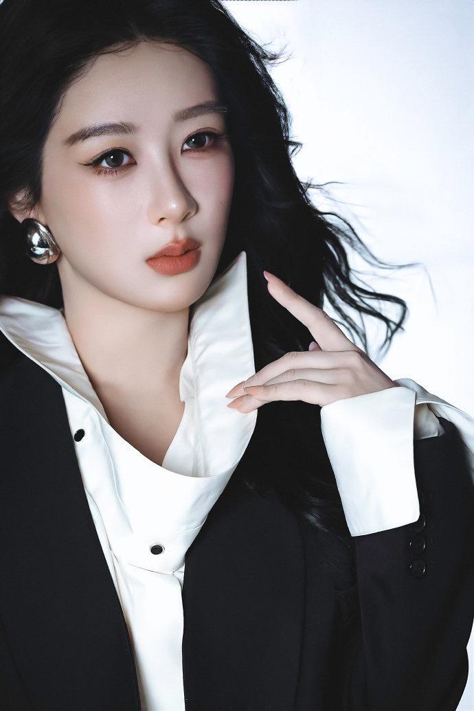 杨紫玉兰花开君再来💜杨紫董竹君你的眼睛里有星辰大海，里面揉碎了的星星和银河