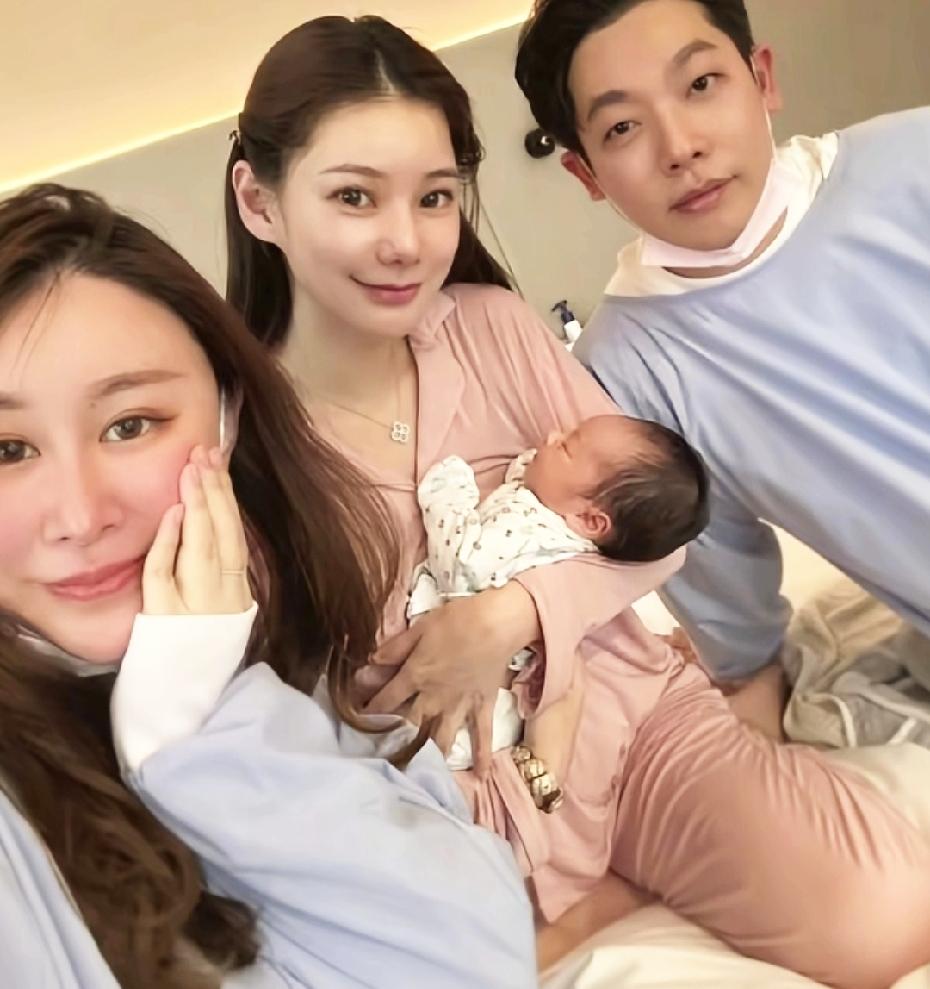 有钱人生孩子就像玩儿一样！不信你看马筱梅，刚生完孩子没几天就开始直播了，而且整个