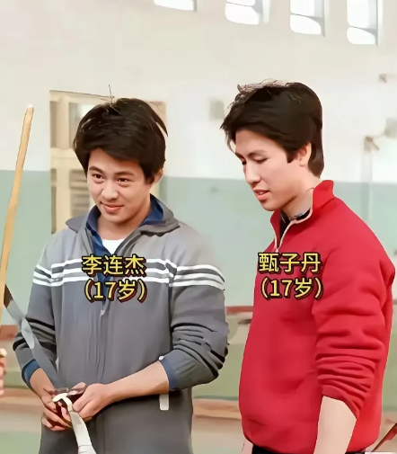 李连杰真是有些执迷不悟了，生病了竟然还是手戴天珠，穿着喇嘛的衣服，难道不用穿病号