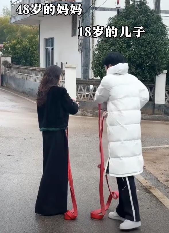 48岁妈妈和18岁儿子~妈妈不转身也是18岁！