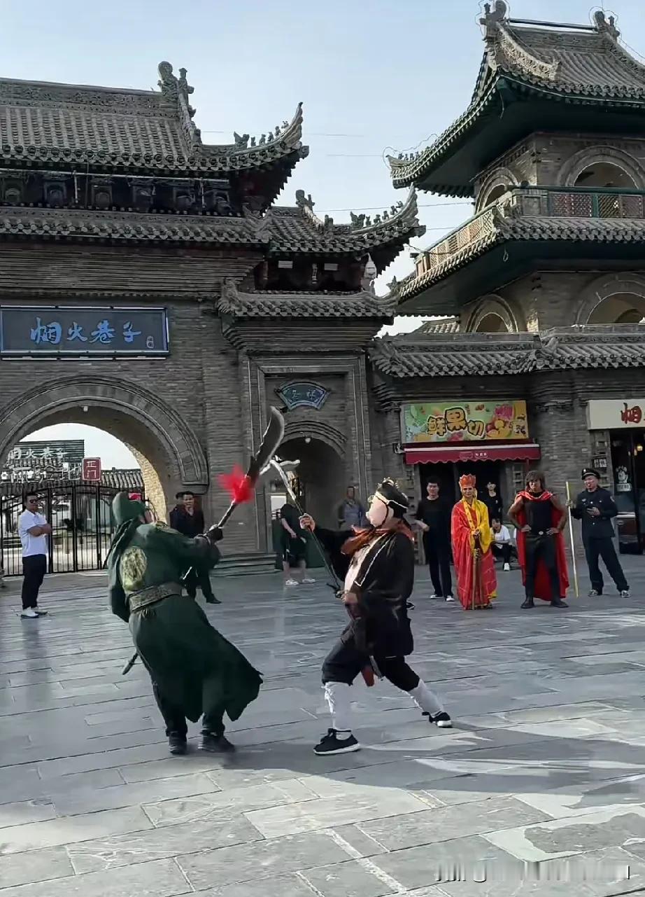 关公遇见八戒分外眼红，三国的关羽穿越时空，来到明代，遇见了吴承恩笔下的猪八